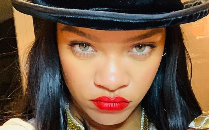 rihanna selfie